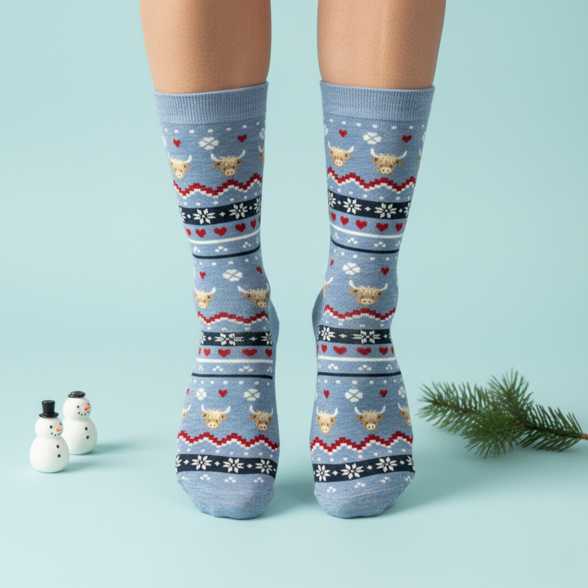 Açık mavi zemin üzerinde nordik boğa ve kar tanesi desenli pamuklu çorap