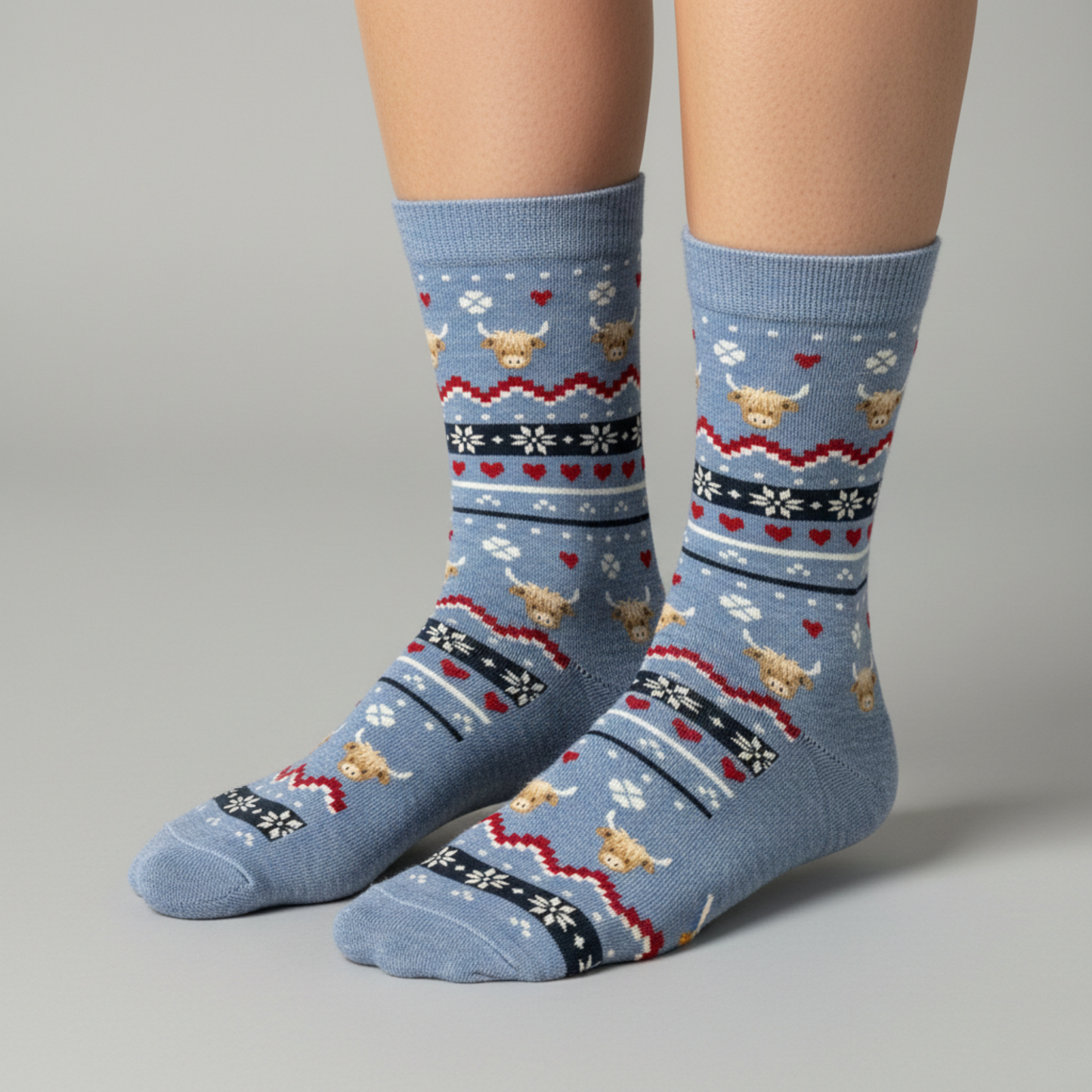 Açık mavi zemin üzerinde nordik boğa ve kar tanesi desenli pamuklu çorap