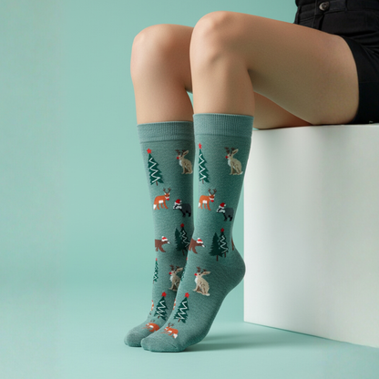 Yeşil zeminli, geyik ve çam ağacı desenli yılbaşı temalı soket çorap — pamuklu ve konforlu tasarım