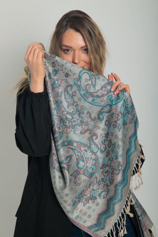 Paisley desenli gri pashmina şal – kadın modeli tarafından tutulmuş, yumuşak dokulu, geleneksel motifli zarif şal