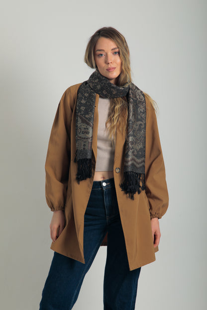Paisley desenli siyah pashmina şal – kadın tarafından tutulmuş, püsküllü kenarlı, klasik motifli koyu renk şal modeli
