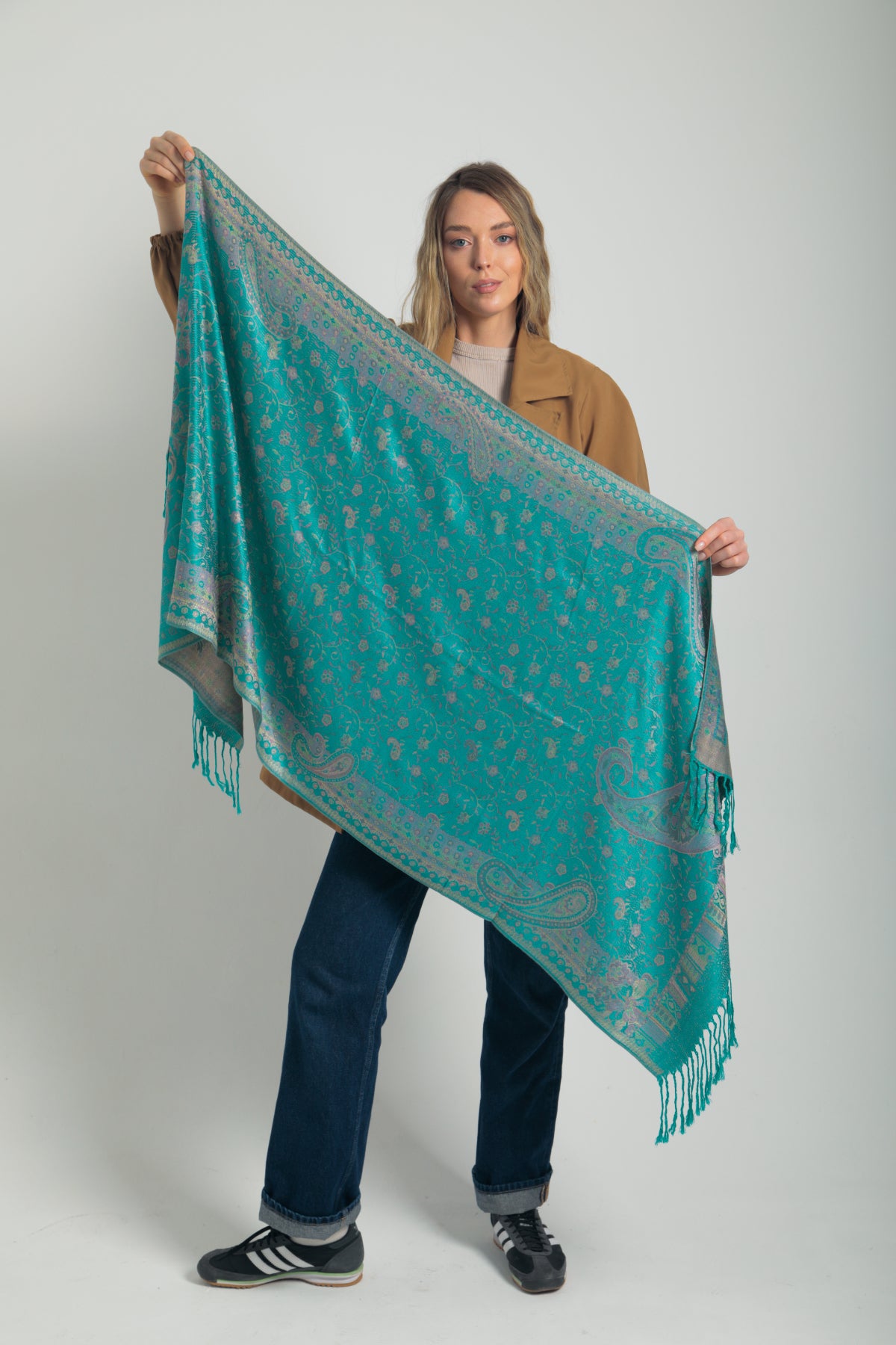 Paisley desenli yeşil pashmina şal – püsküllü kenarlı, kadın tarafından tutulan, geleneksel desenli ve yumuşak dokulu şal