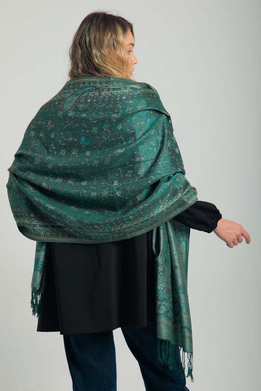 Paisley desenli zümrüt yeşili pashmina şal – püsküllü kenarlı, model tarafından tutulmuş, klasik motifli şık kadın şalı”