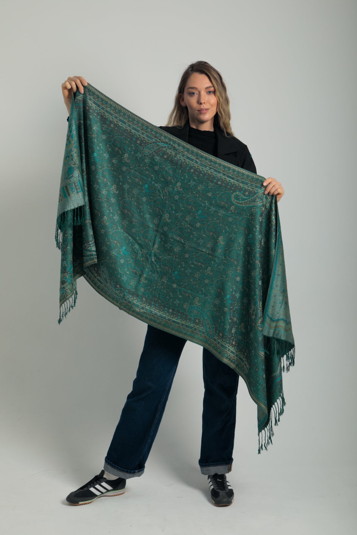 Paisley desenli zümrüt yeşili pashmina şal – püsküllü kenarlı, model tarafından tutulmuş, klasik motifli şık kadın şalı