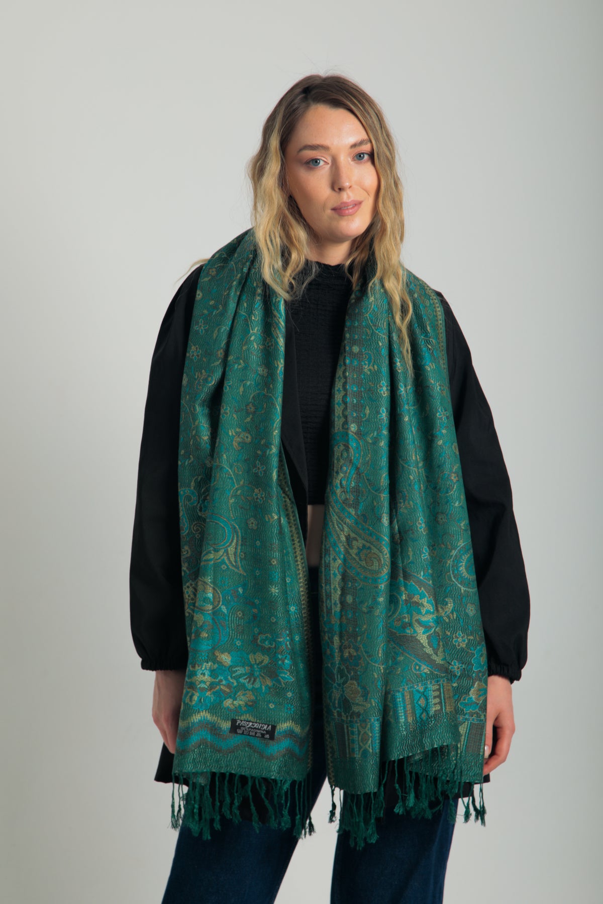 Paisley desenli zümrüt yeşili pashmina şal – püsküllü kenarlı, model tarafından tutulmuş, klasik motifli şık kadın şalı