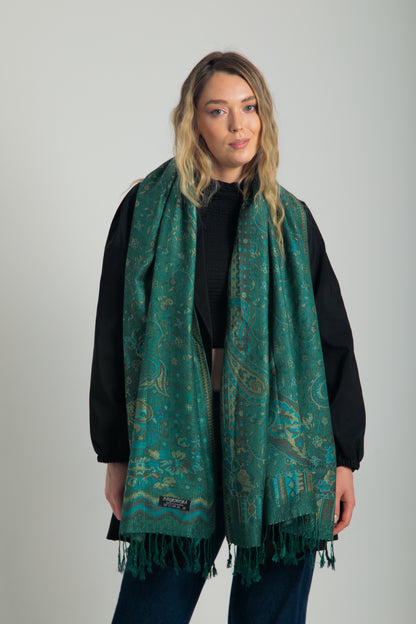 Paisley desenli zümrüt yeşili pashmina şal – püsküllü kenarlı, model tarafından tutulmuş, klasik motifli şık kadın şalı