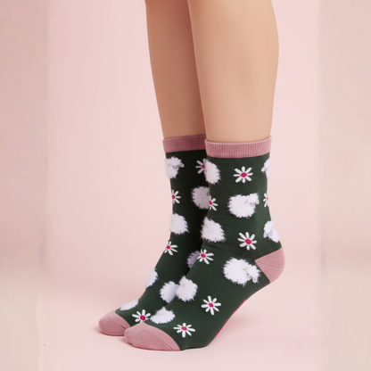 Papatya ve kabarık koyun desenli yeşil soket çorap — pamuklu, rahat ve zarif tasarım