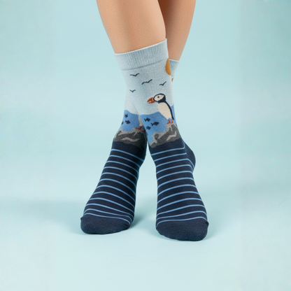 Mavi tonlarında çizgili, penguen desenli unisex pamuklu çorap — sıcak, konforlu ve doğa temalı tasarım