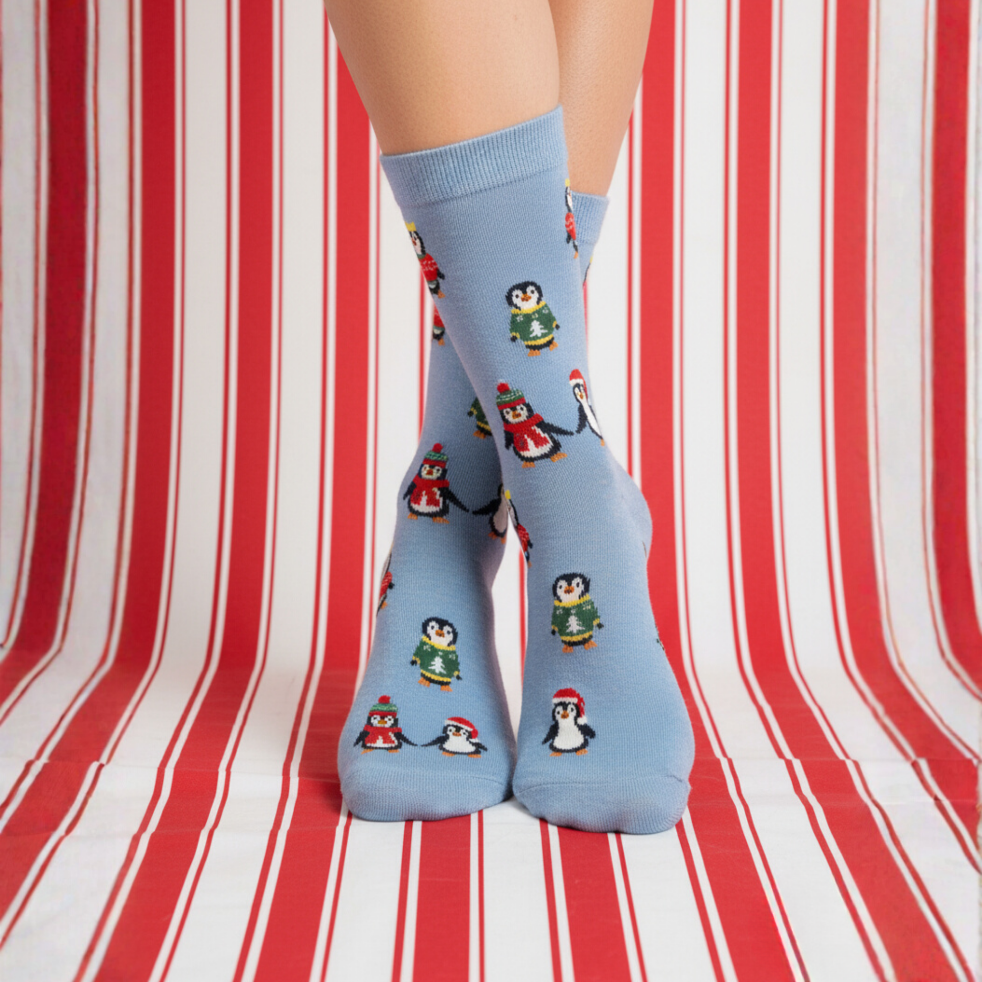 Mavi zeminli, renkli penguen desenli pamuklu kadın çorap — yılbaşı temalı, yumuşak ve sevimli tasarım