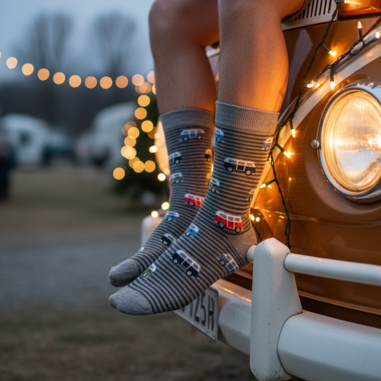 Gri çizgili zemin üzerinde renkli karavan desenli pamuklu erkek çorap — macera temalı modern tasarım