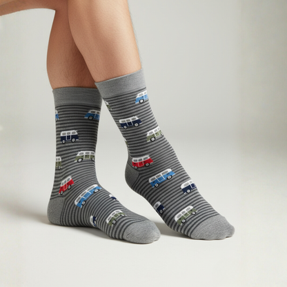 Gri çizgili zemin üzerinde renkli karavan desenli pamuklu erkek çorap — macera temalı modern tasarım