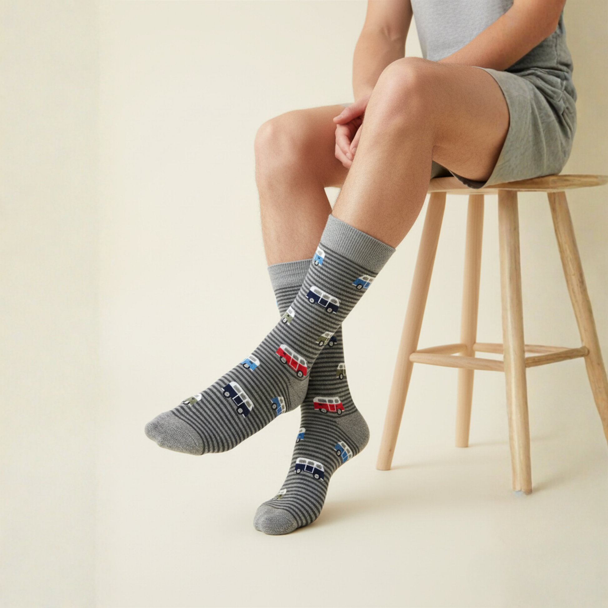 Gri çizgili zemin üzerinde renkli karavan desenli pamuklu erkek çorap — macera temalı modern tasarım
