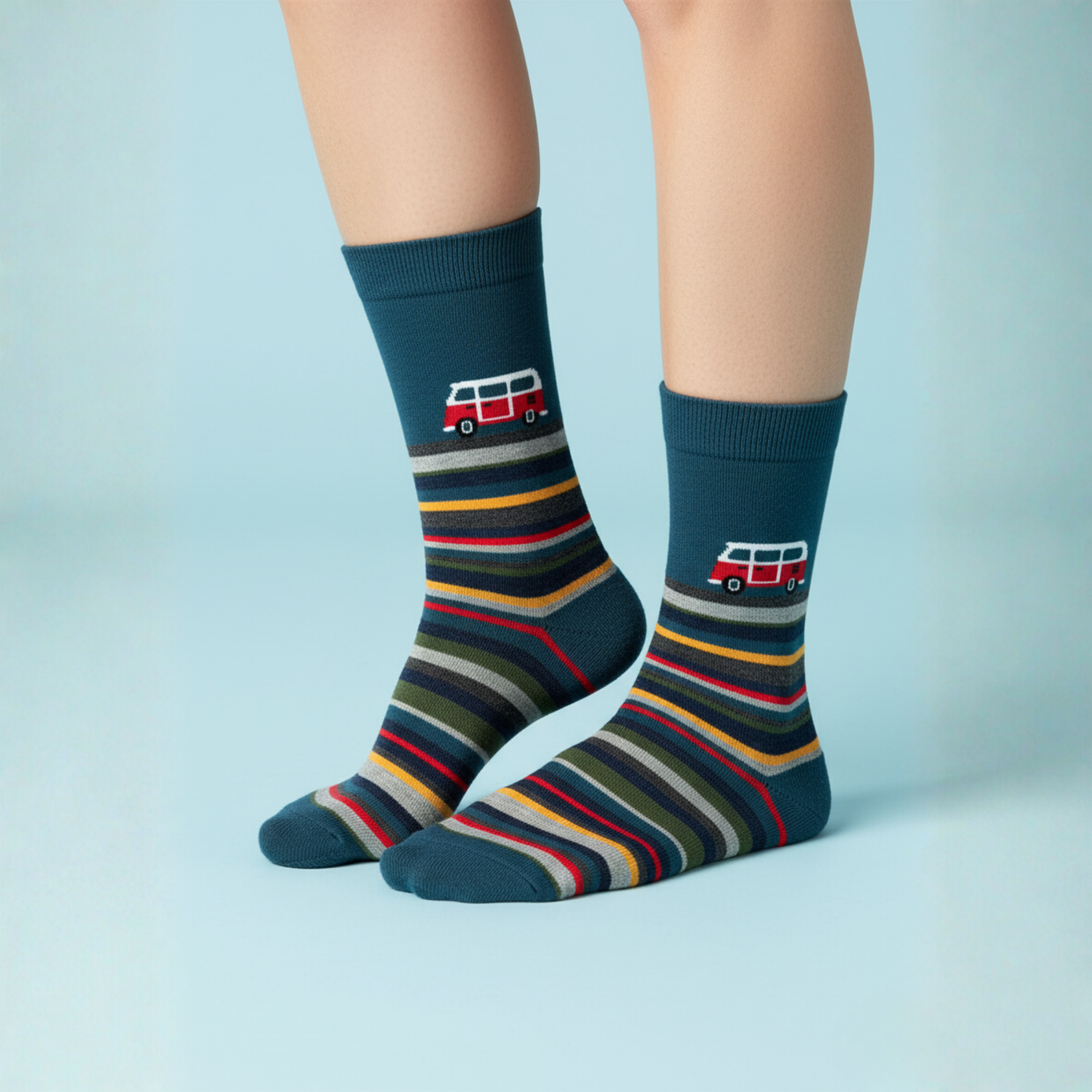 Renkli çizgili, mavi zeminli, kırmızı-beyaz retro minibüs desenli unisex çorap — pamuklu ve rahat yapı