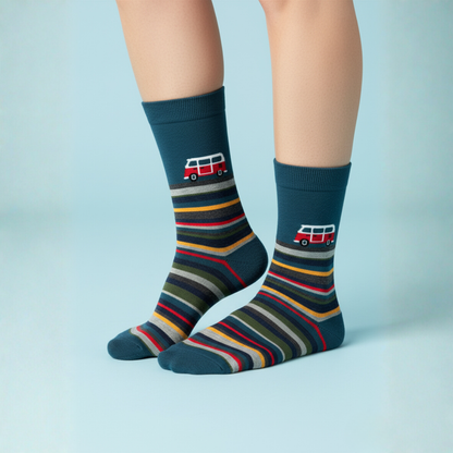 Renkli çizgili, mavi zeminli, kırmızı-beyaz retro minibüs desenli unisex çorap — pamuklu ve rahat yapı