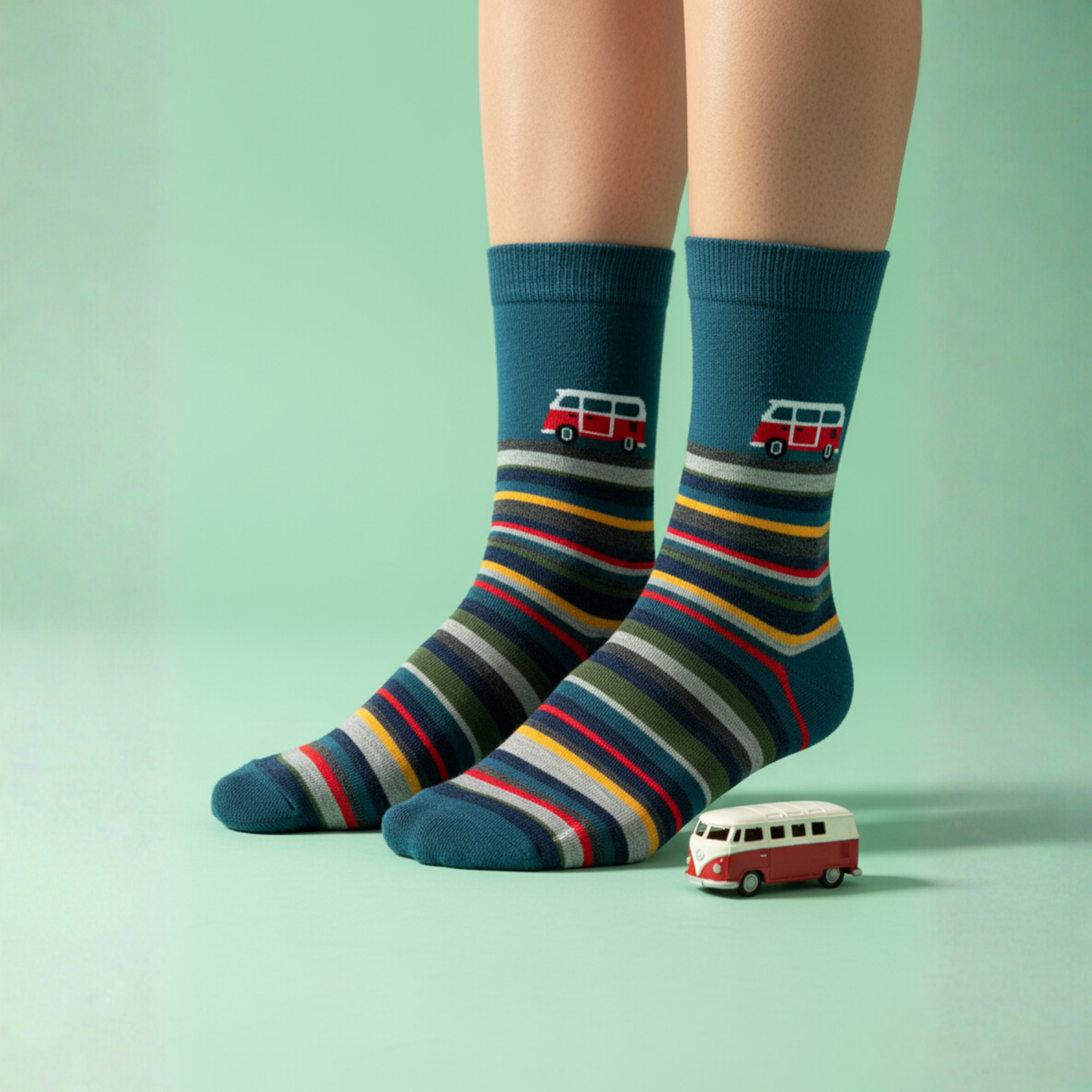 Renkli çizgili, mavi zeminli, kırmızı-beyaz retro minibüs desenli unisex çorap — pamuklu ve rahat yapı