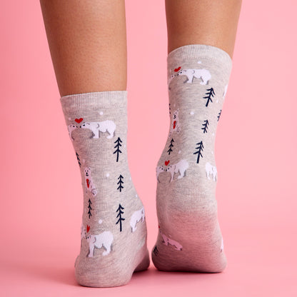 Sevimli kalp ve kutup ayısı desenli gri renkli çorap. Yumuşak dokulu ve eğlenceli tasarımıyla konforlu kullanım sağlar.