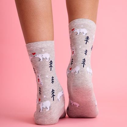 Sevimli kalp ve kutup ayısı desenli gri renkli çorap. Yumuşak dokulu ve eğlenceli tasarımıyla konforlu kullanım sağlar.