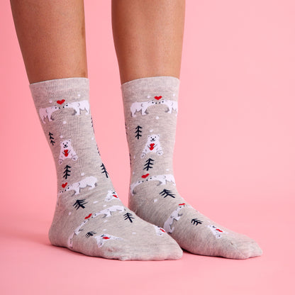 Sevimli kalp ve kutup ayısı desenli gri renkli çorap. Yumuşak dokulu ve eğlenceli tasarımıyla konforlu kullanım sağlar.