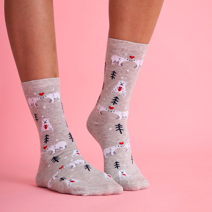 Sevimli kalp ve kutup ayısı desenli gri renkli çorap. Yumuşak dokulu ve eğlenceli tasarımıyla konforlu kullanım sağlar.