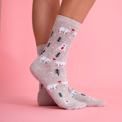 Sevimli kalp ve kutup ayısı desenli gri renkli çorap. Yumuşak dokulu ve eğlenceli tasarımıyla konforlu kullanım sağlar.