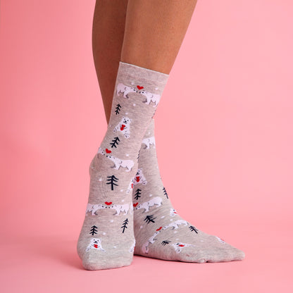 Sevimli kalp ve kutup ayısı desenli gri renkli çorap. Yumuşak dokulu ve eğlenceli tasarımıyla konforlu kullanım sağlar.