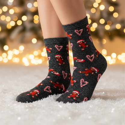 Simli füme zemin üzerinde gingerbread ve şeker kamışı desenli yılbaşı temalı soket çorap.