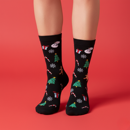 Siyah zemin üzerine yılbaşı sembolleri—kardan adam, ağaç, şeker kamışı, hediye ve kar tanesi desenli soket çorap.