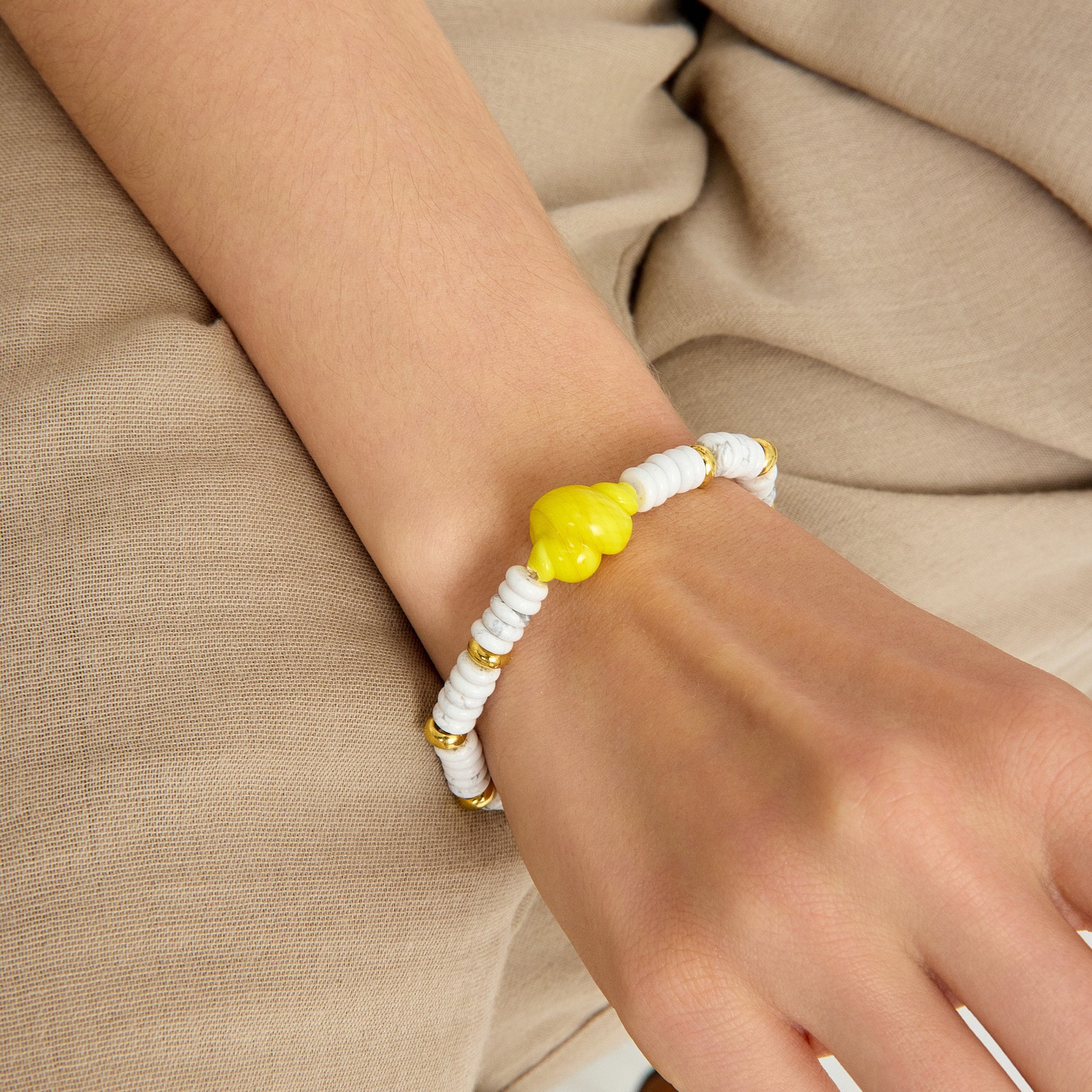 Havlit taşı ve sarı murano cam charm ile tasarlanmış altın detaylı yaz bilekliği – SOA Jewellery Soléa Bileklik
