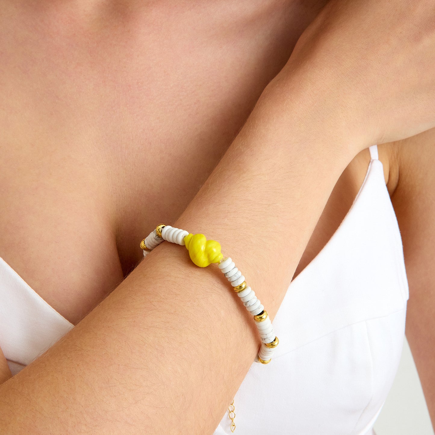 Havlit taşı ve sarı murano cam charm ile tasarlanmış altın detaylı yaz bilekliği – SOA Jewellery Soléa Bileklik