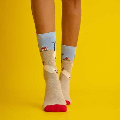 Sonbahar manzarası temalı, kırmızı ve desenli, yumuşak dokulu çorap. Doğanın renklerini yansıtan el yapımı şıklık