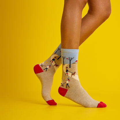 Sonbahar manzarası temalı, kırmızı ve desenli, yumuşak dokulu çorap. Doğanın renklerini yansıtan el yapımı şıklık