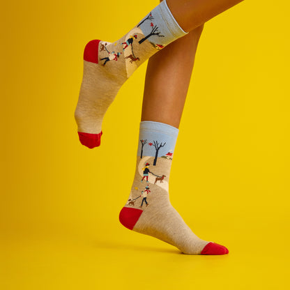 Sonbahar manzarası temalı, kırmızı ve desenli, yumuşak dokulu çorap. Doğanın renklerini yansıtan el yapımı şıklık.