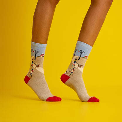 Sonbahar manzarası temalı, kırmızı ve desenli, yumuşak dokulu çorap. Doğanın renklerini yansıtan el yapımı şıklık.