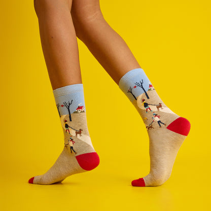 Sonbahar manzarası temalı, kırmızı ve desenli, yumuşak dokulu çorap. Doğanın renklerini yansıtan el yapımı şıklık.