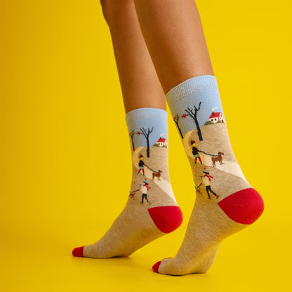 Sonbahar manzarası temalı, kırmızı ve desenli, yumuşak dokulu çorap. Doğanın renklerini yansıtan el yapımı şıklık.