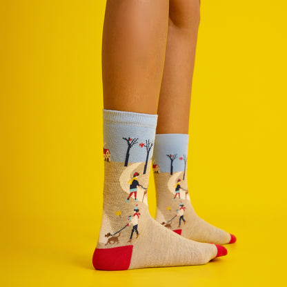 Sonbahar manzarası temalı, kırmızı ve desenli, yumuşak dokulu çorap. Doğanın renklerini yansıtan el yapımı şıklık.