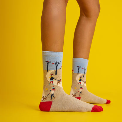 Sonbahar manzarası temalı, kırmızı ve desenli, yumuşak dokulu çorap. Doğanın renklerini yansıtan el yapımı şıklık.