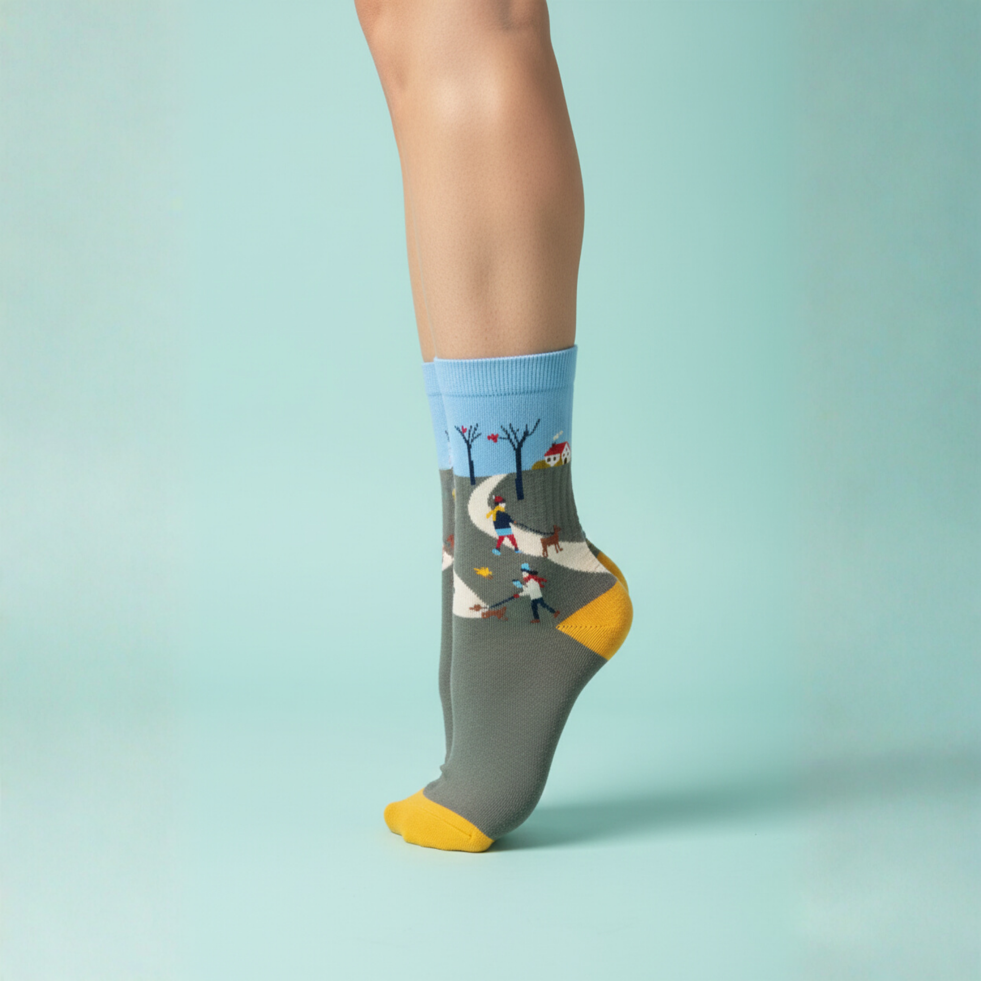 Sonbahar yürüyüşü desenli, sarı detaylı pamuklu soket çorap — modern ve rahat tasarım