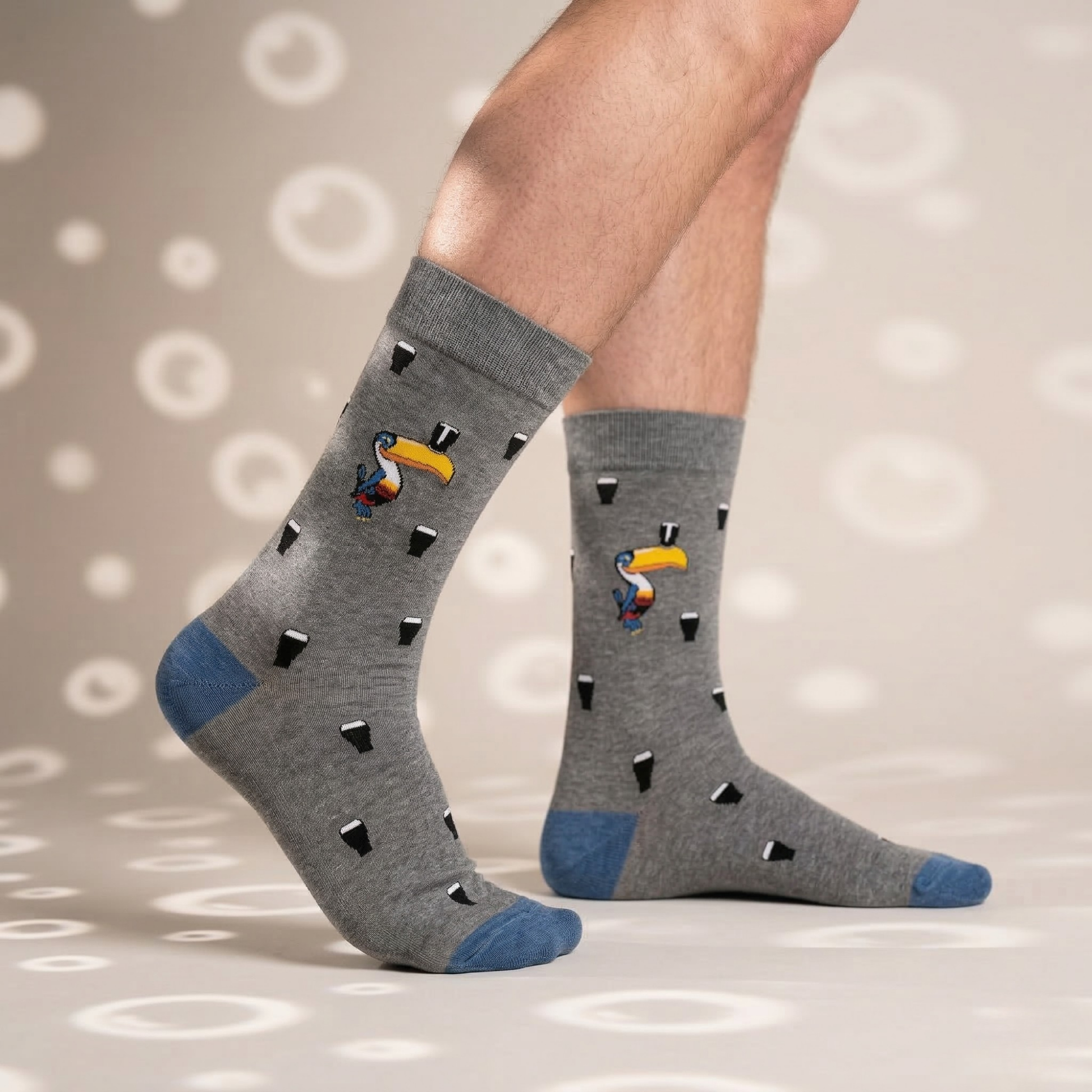 tukan kuşu ve bira desenli gri pamuk çorap