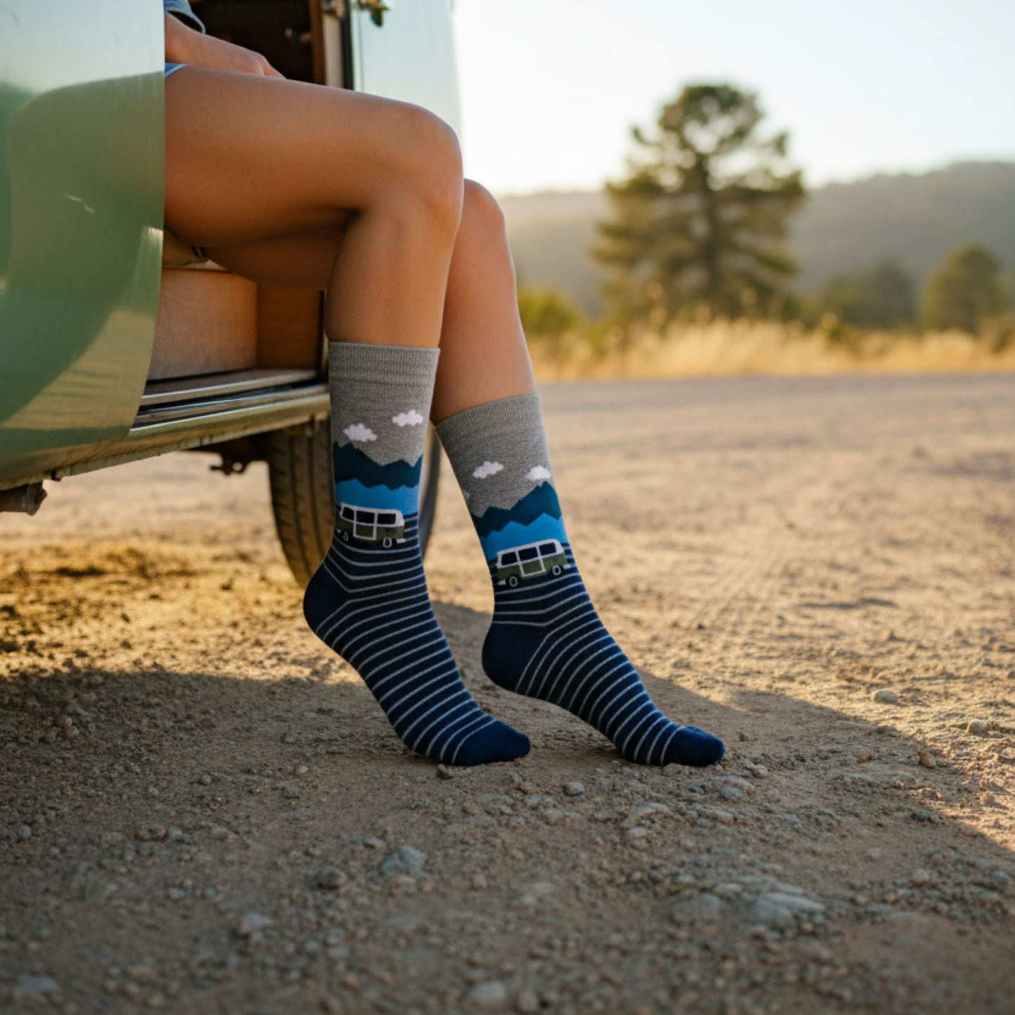 Gri ve mavi tonlarda, yeşil karavan ve bulut desenli pamuklu unisex çorap — doğa ve özgürlük temasını yansıtan konforlu tasarım