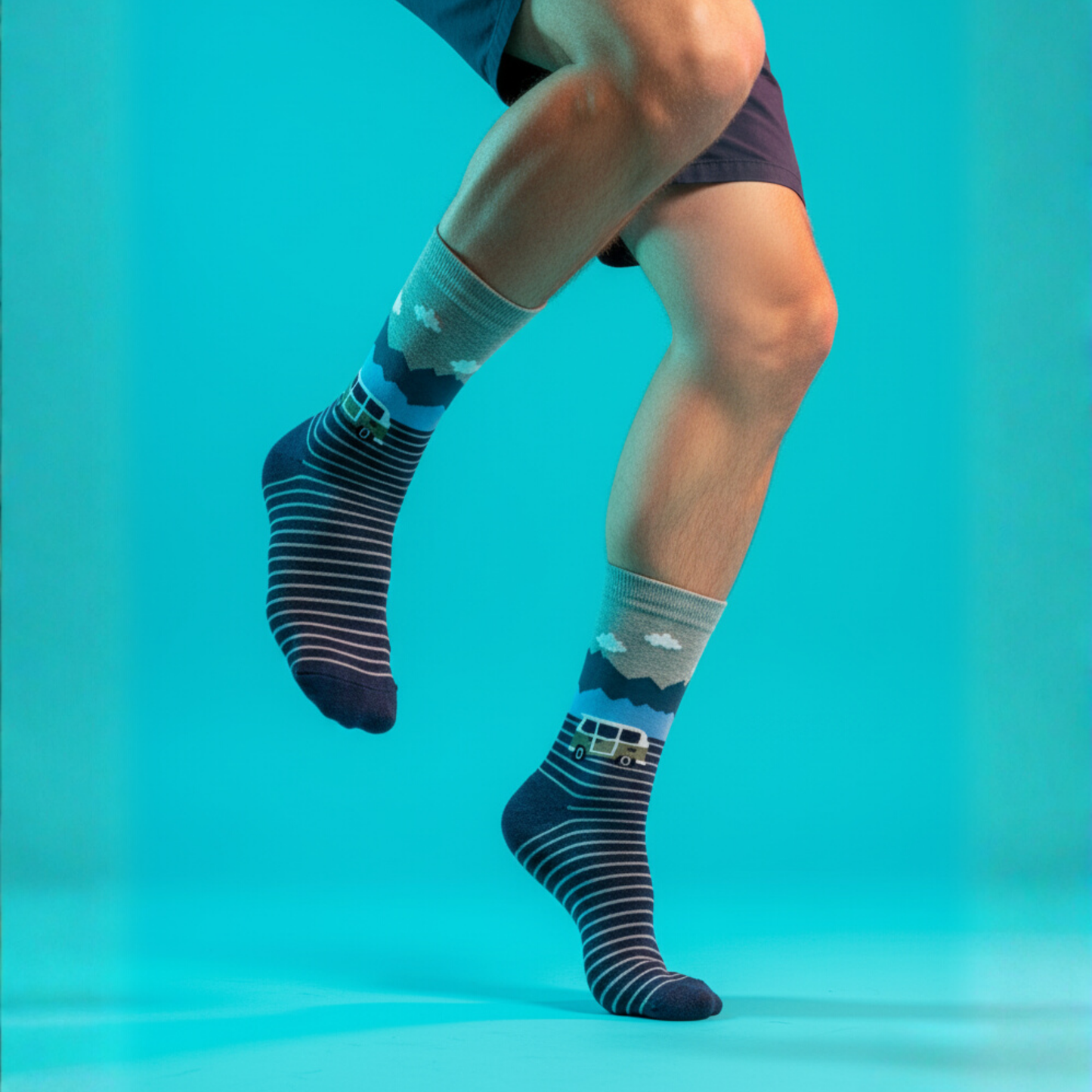 Gri ve mavi tonlarda, yeşil karavan ve bulut desenli pamuklu unisex çorap — doğa ve özgürlük temasını yansıtan konforlu tasarım