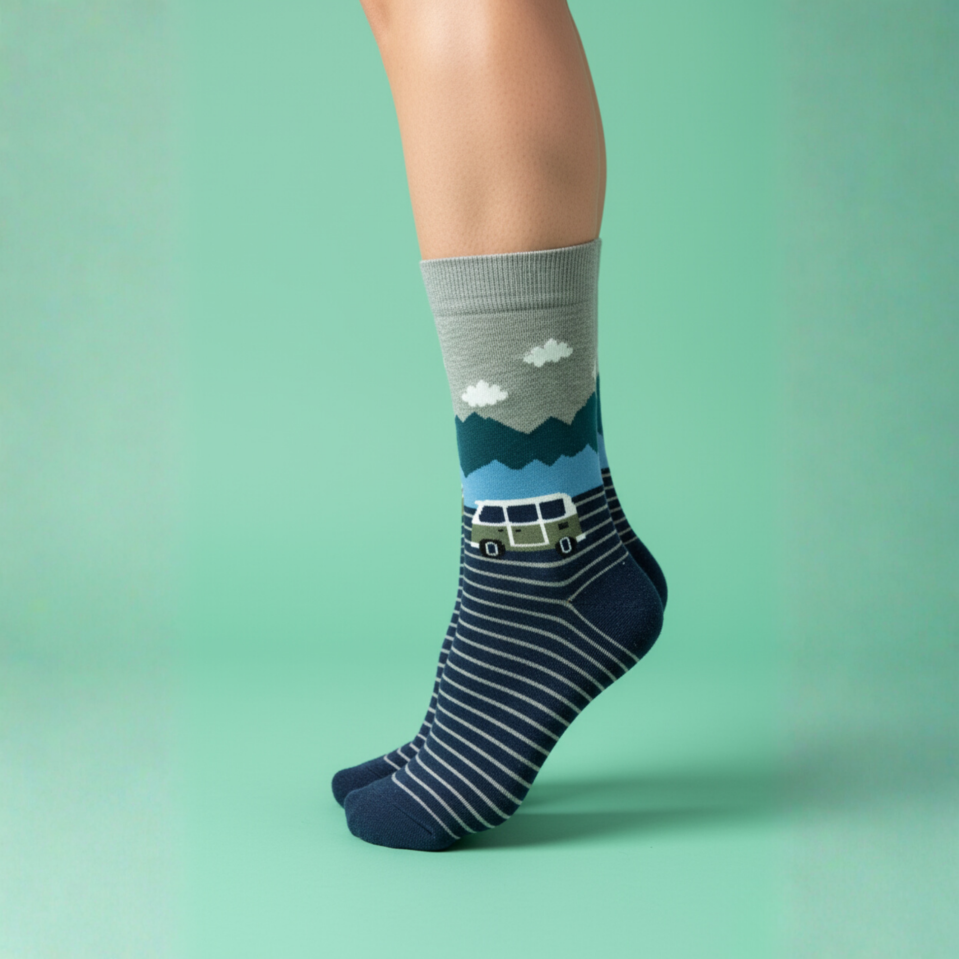 Gri ve mavi tonlarda, yeşil karavan ve bulut desenli pamuklu unisex çorap — doğa ve özgürlük temasını yansıtan konforlu tasarım