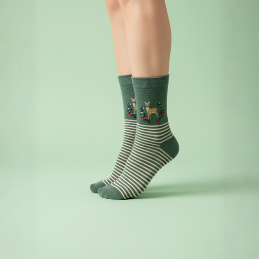Yılbaşı temalı Bambi geyik desenli, çizgili yeşil pamuklu soket çorap — sevimli ve rahat tasarım