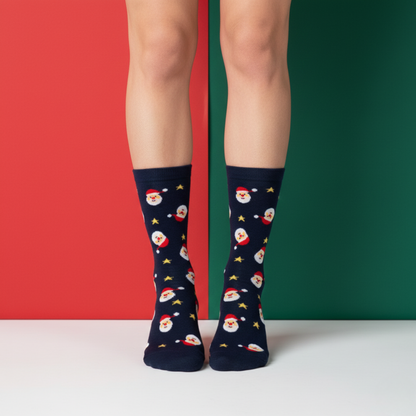 Lacivert zemin üzerinde Noel Baba ve yıldız desenli yılbaşı temalı soket çorap.